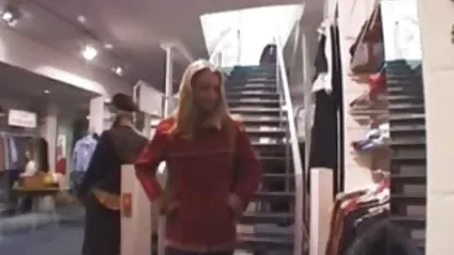 Une amateur film x poulette de 18 ans attache son partenaire avec un gode ceinture