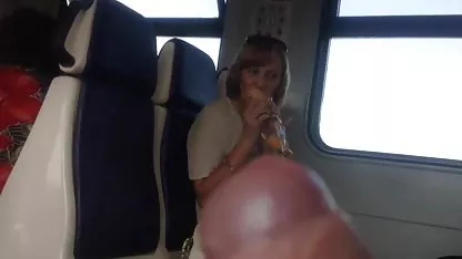 Eva Angelina fait une pipe à son amie film francais x amateur chanceuse