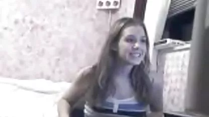 Jeune invité baise une maîtresse aux cheveux roux dans une chambre à film x amateur africain coucher