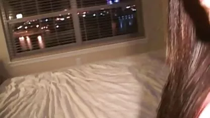 Un homme ardent sous le couvert de la video x amateur en streaming nuit baise un voisin marié