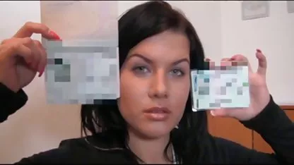 Deux filles ont sucé film x amateur trio un membre directement dans l'employé de bureau