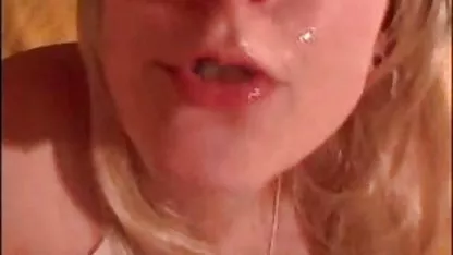 Les filles se amatrice casting x lèchent les trous avec zèle