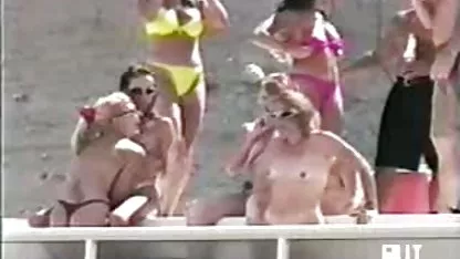 Une colocataire blonde chaude s'accroche au video x amateur en streaming cul serré