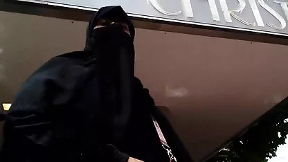 Assis sur la tête d’un homme avec un âne, sa nana se défonce film x amateur complet