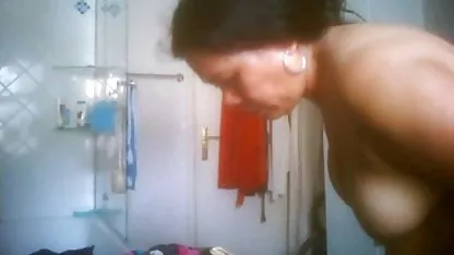 Un jeune couple film x amateur streaming chaud spires dans leur chambre