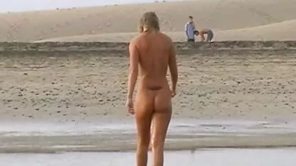 Jolie fille caresse son clitoris avec ses doigts et baise son cul avec un jouet film x francais amateur