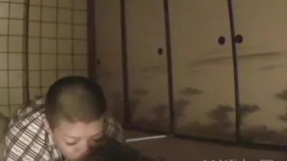Jeune voyeur plage x fille qui pose pour la caméra en lingerie