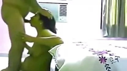 La beauté en talons se joue avec un vibromasseur et un membre casting x couple d'un amoureux